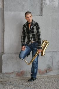 Amed Torrecilla, saxofonista y flautista cubano.